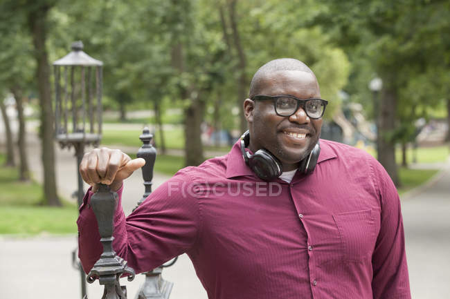 Hombre con TDAH sonriendo en la calle de la ciudad - foto de stock