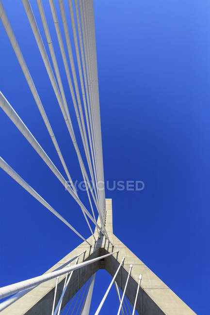 Detalle del cableado y la torre en el puente, Leonard P. Zakim Bunker Hill Memorial Bridge, Boston, Massachusetts, EE.UU. - foto de stock