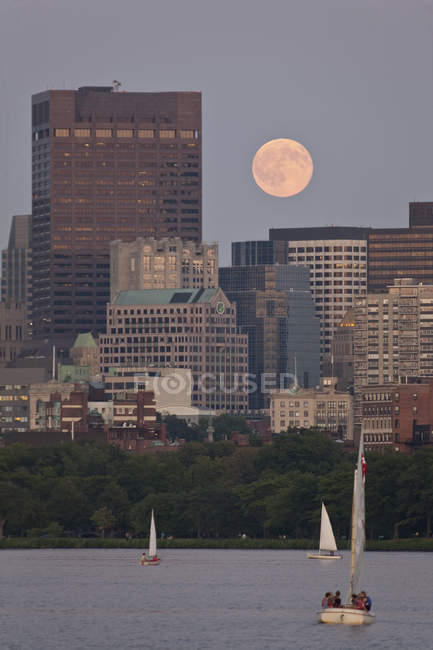 Voiliers avec une ville au bord de l'eau, Charles River, Back Bay, Boston, Massachusetts, USA — Photo de stock