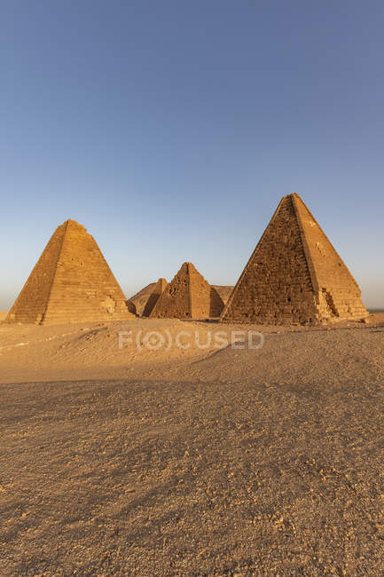 Feld der kuschitischen Königspyramiden, Berg jebel barkal; karima, nördlicher Staat, sudan — Stockfoto