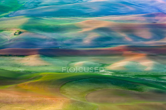 Colores colinas onduladas de tierras de cultivo alrededor de la región de Palouse en el este de Washington; Washington, Estados Unidos de América - foto de stock