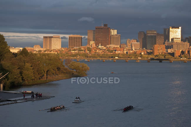 Лодки в реке на фоне города, Чарльз-Ривер, Гарвардский мост, Бостон, Массачусетс, США — стоковое фото