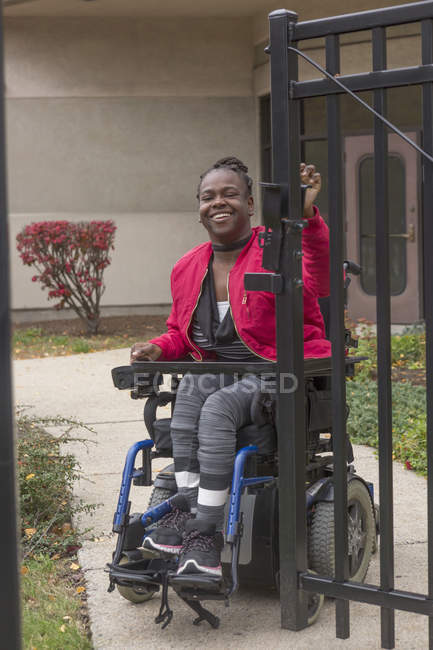 Подросток с церебральным параличом в школе — стоковое фото