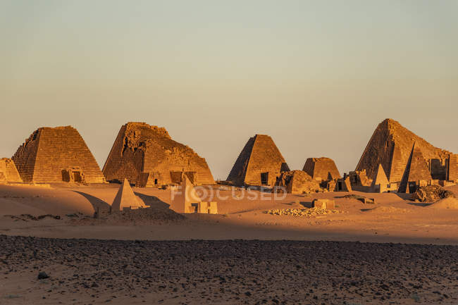 Pyramids in the Northern Cemetery at Begarawiyah, containing 41 royal pyramids of the monarchs who ruled the Kingdom of Kush between 250 BCE and 320 CE; Meroe, Northern State, Sudan — Stock Photo
