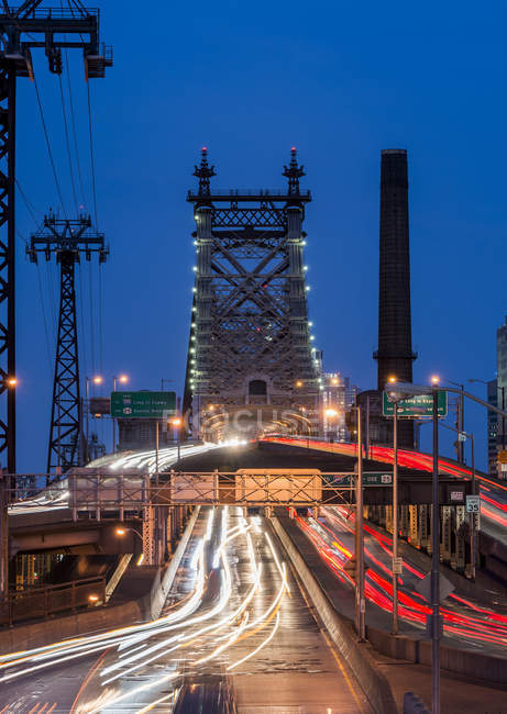 Traffico in entrata e in uscita sul Queensboro Bridge, Midtown Manhattan; New York, New York, Stati Uniti d'America — Foto stock