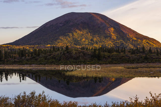 Donnelly Dome reflete em Donnelly Lake ao nascer do sol no outono; Alaska, Estados Unidos da América — Fotografia de Stock
