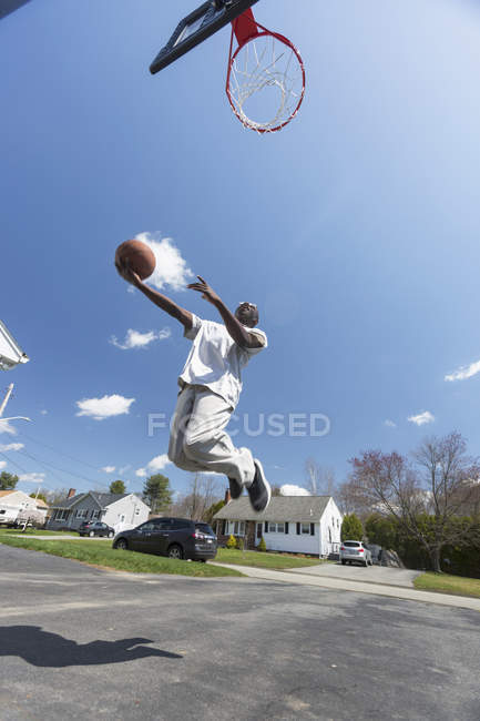 Man with Williams Syndrome playing basketball — Stock Photo