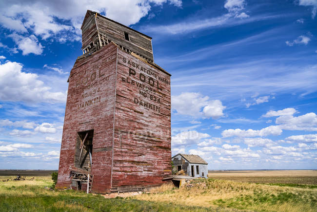 Verwitterter Getreideaufzug auf der Prärie; saskatchewan, Kanada — Stockfoto