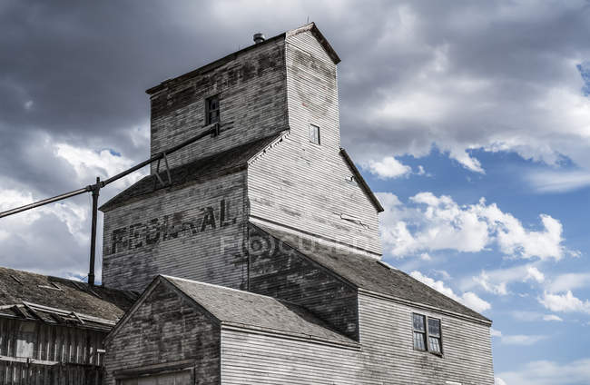 Elevador de grano erosionado en las praderas; Saskatchewan, Canadá - foto de stock