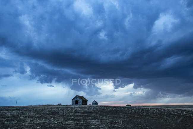 Nuages de tempête dramatiques dans les Prairies ; Val Marie, Saskatchewan, Canada — Photo de stock