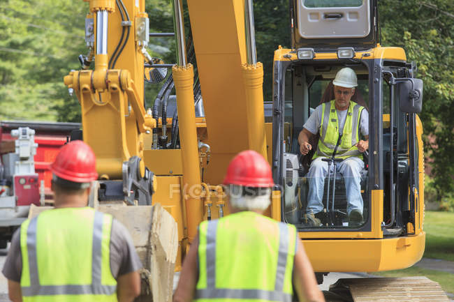 Operador de equipamentos de construção pesada em escavadeira — Fotografia de Stock
