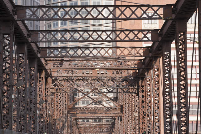 Puente de hierro en una ciudad, Northern Avenue Bridge, Fort Point Channel, Boston, Massachusetts, EE.UU. - foto de stock