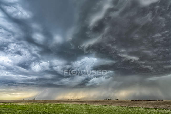 Nubes de tormenta dramáticas durante una tormenta en las praderas; Val Marie, Saskatchewan, Canadá - foto de stock