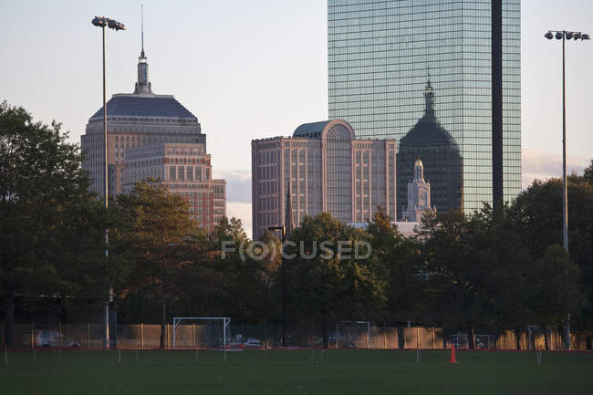 Бейсбольное поле со зданиями в городе, Джон Хэнкок Тауэр, Тедди Эберсол Филд, Бэк Бэй, Бостон, Массачусетс, США — стоковое фото