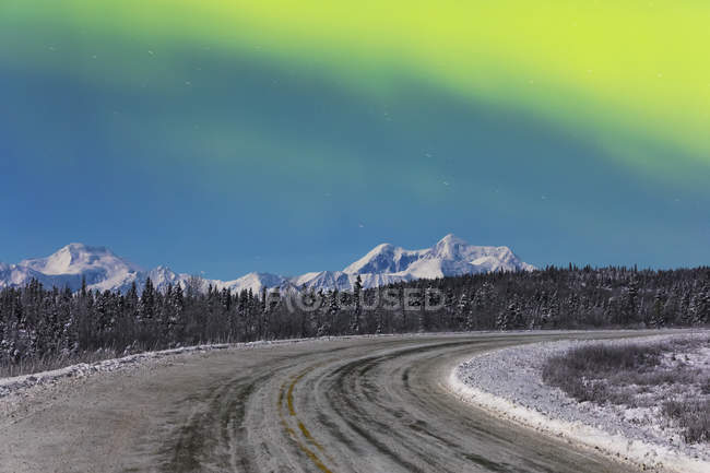 Northern Lights e uma vista do Monte Hayes ao longo da Rodovia Richardson; Alaska, Estados Unidos da América — Fotografia de Stock