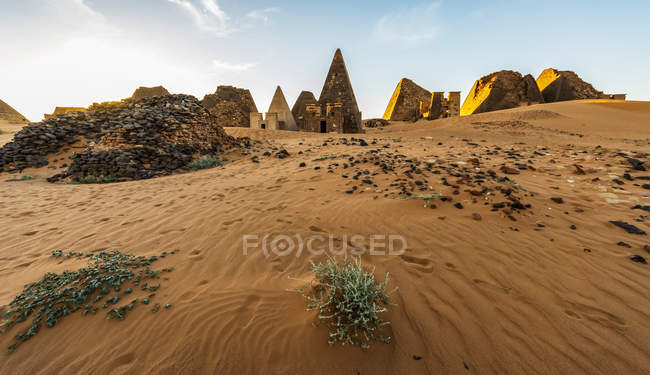 Pyramides dans le cimetière du Nord à Begarawiyah, Meroe, État du Nord, Soudan — Photo de stock