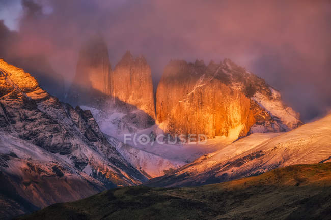 Гори, що оточують національний парк Торрес - дель - Пейн у південній частині Чилі, взяті тут на світанку; Торрес - дель - Пейн (Чилі). — стокове фото
