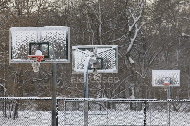 Basketballkörbe in einem Park nach Schneesturm, Boston common, Boston, suffolk county, massachusetts, usa — Stockfoto