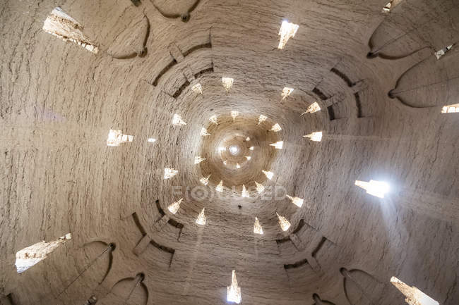Interior do mausoléu de um santo sufi feito de tijolos de lama; Koyeka, Estado do Norte, Sudão — Fotografia de Stock
