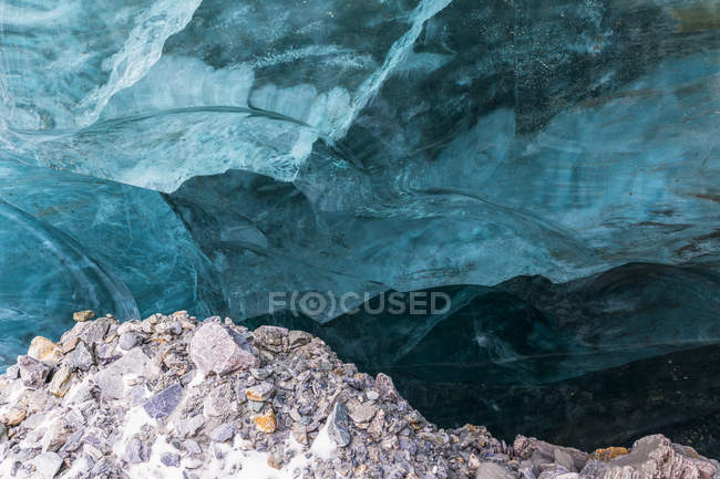 Gros plan sur la glace translucide au glacier Canwell ; Alaska, États-Unis d'Amérique — Photo de stock