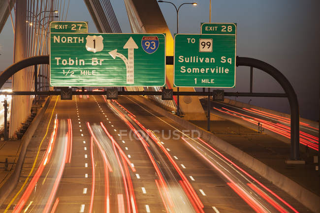 Движение на подвесном мосту, Леонард П. Заким Банкер Хилл Бридж, Бостон, Массачусетс, США — стоковое фото