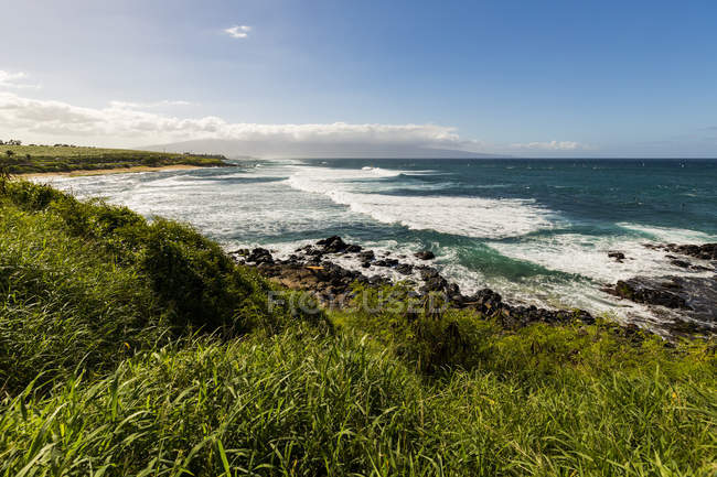 Vista panorámica del majestuoso paisaje con olas oceánicas - foto de stock