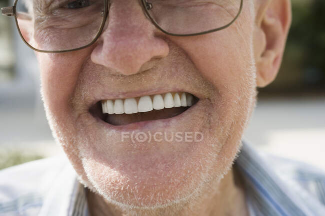 Primo piano di un anziano adulto che sorride — Foto stock