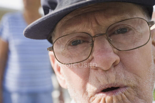Портрет пожилого человека, делающего лицо — стоковое фото