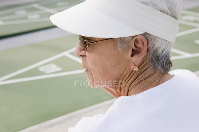 Вид сзади на пожилую женщину — стоковое фото