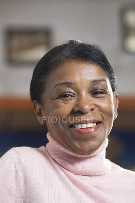Retrato de una mujer madura sonriendo . - foto de stock