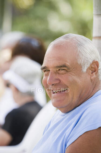 Primo piano di un uomo anziano che sorride — Foto stock