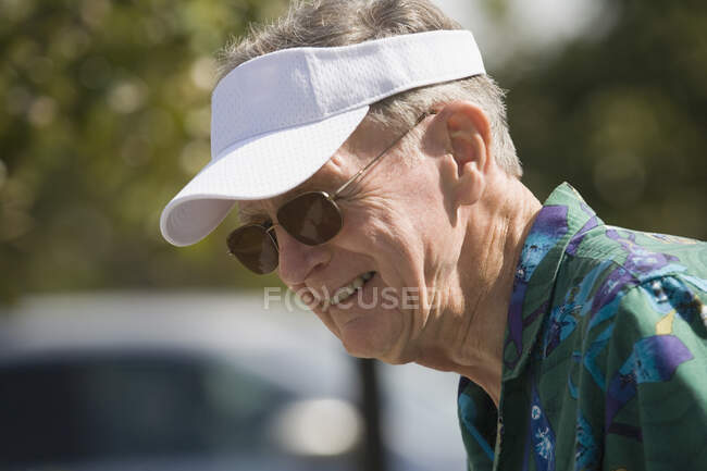 Perfil lateral de un hombre mayor sonriendo - foto de stock