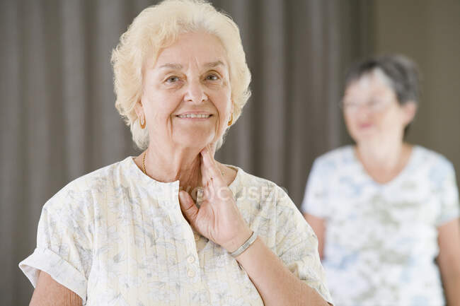 Senior woman checking her pulse after exercising in a gym — Stock Photo
