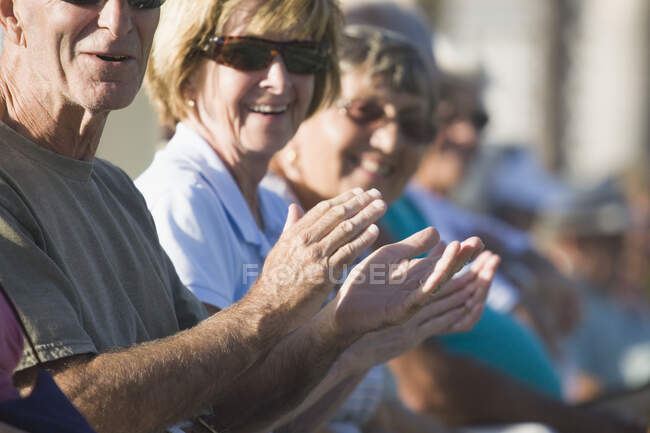 Grupo de personas sonriendo y aplaudiendo juntas — horizontal, Caucásica -  Stock Photo | #330568830