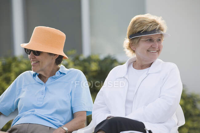 Dos mujeres mayores sentadas juntas - foto de stock