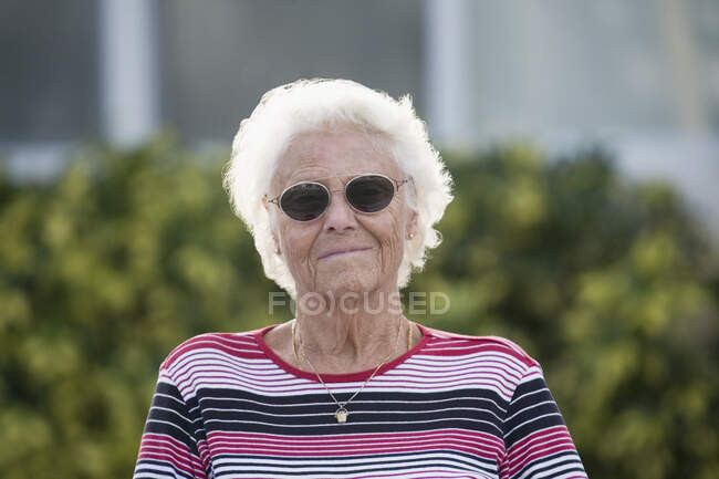 Primo piano di una donna anziana con gli occhiali da sole — Foto stock