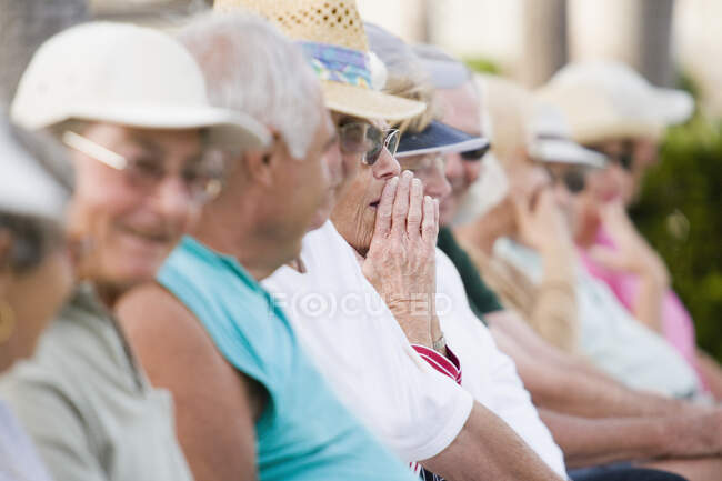 Группа пожилых людей, сидящих в ряд — стоковое фото