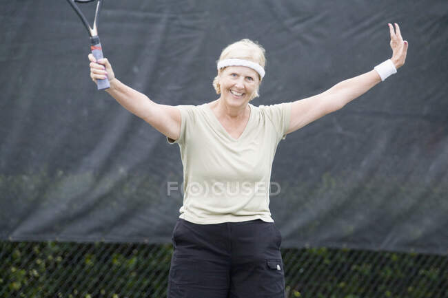 Портрет старшої жінки, яка грає в теніс — стокове фото