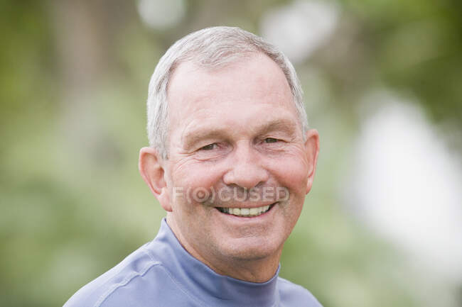 Retrato de un hombre mayor sonriendo - foto de stock