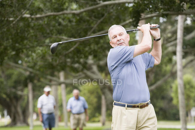 Uomo anziano che gioca a golf — Foto stock