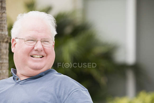 Primer plano de un hombre mayor sonriendo - foto de stock