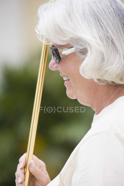 Close-up of a senior woman playing shuffleboard — Stock Photo