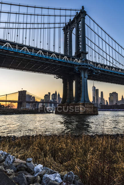 Манхэттенский мост на закате, Бруклинский мост-парк; Бруклин, Нью-Йорк, Соединенные Штаты Америки — стоковое фото
