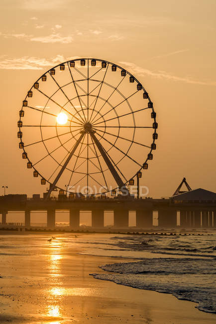 Salida del sol en Atlantic City Beach; Atlantic City, Nueva Jersey, Estados Unidos de América - foto de stock