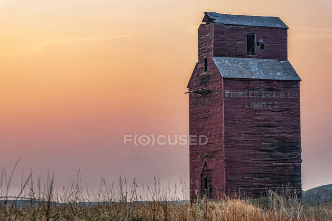 Ascensore a grano abbandonato e alterato al tramonto sulle praterie canadesi; Val Marie, Saskatchewan, Canada — Foto stock