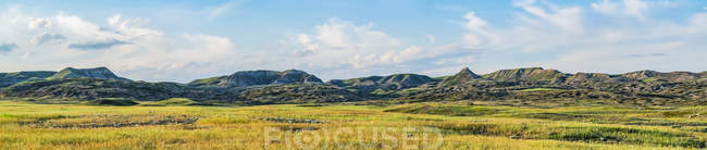 Vue panoramique sur un vaste paysage s'étendant jusqu'à l'horizon — Photo de stock
