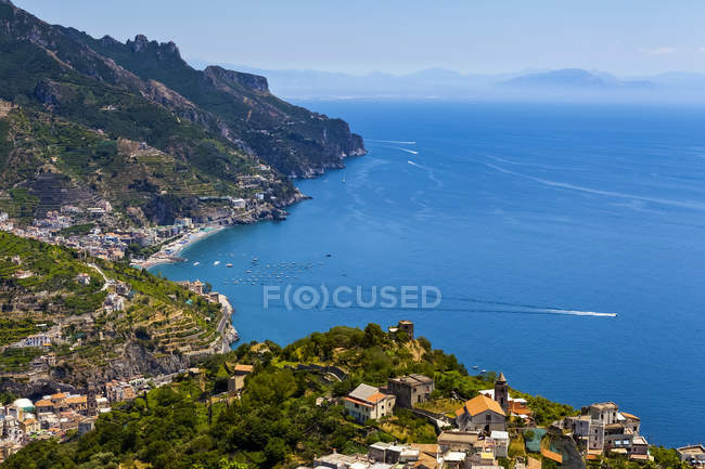 Amalfi e le barche a Salerno lungo la Costiera Amalfitana; Amalfi, Salerno, Italia — Foto stock