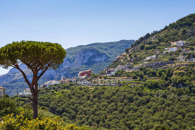 Häuser auf einem Hügel in der Landschaft oberhalb der Amalfiküste; Ravello, Salerno, Italien — Stockfoto