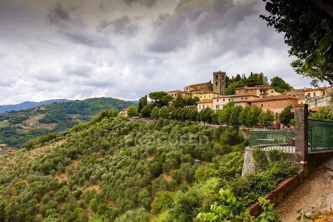 Punto de vista alto desde Montecatini Alto en la región de Montecatini Terme; Montecatini Alto, Toscana, Italia. - foto de stock