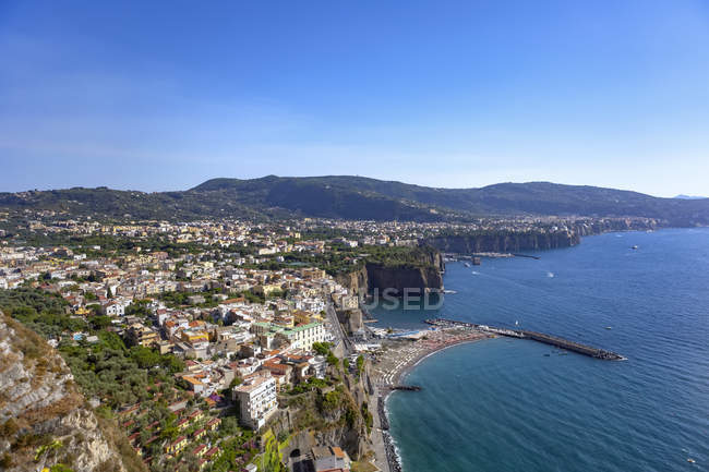 La ciudad de Sorrento a lo largo de la bahía de Nápoles, Costa Amalfitana; Sorrento, Italia. - foto de stock